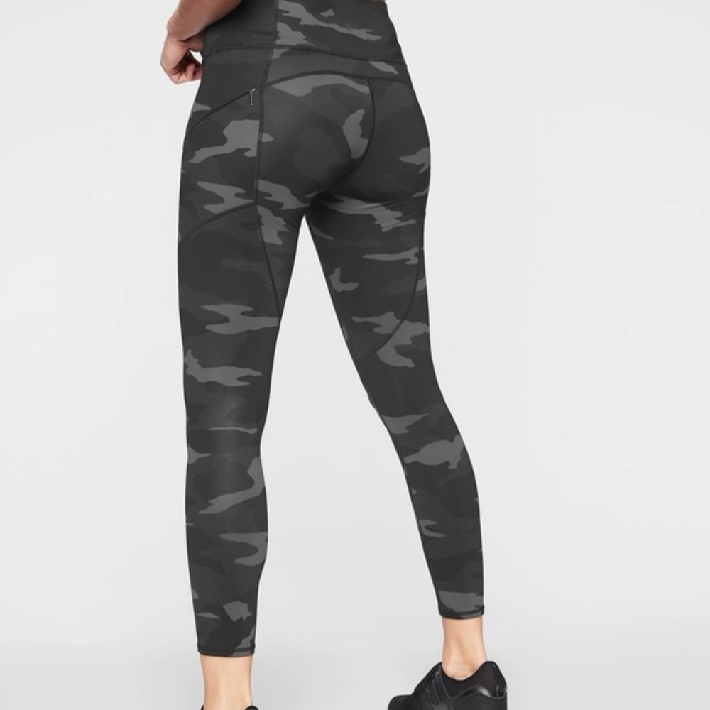 Athleta Camo Contender 7/8 Tight in Powerlift size S in Black Camo